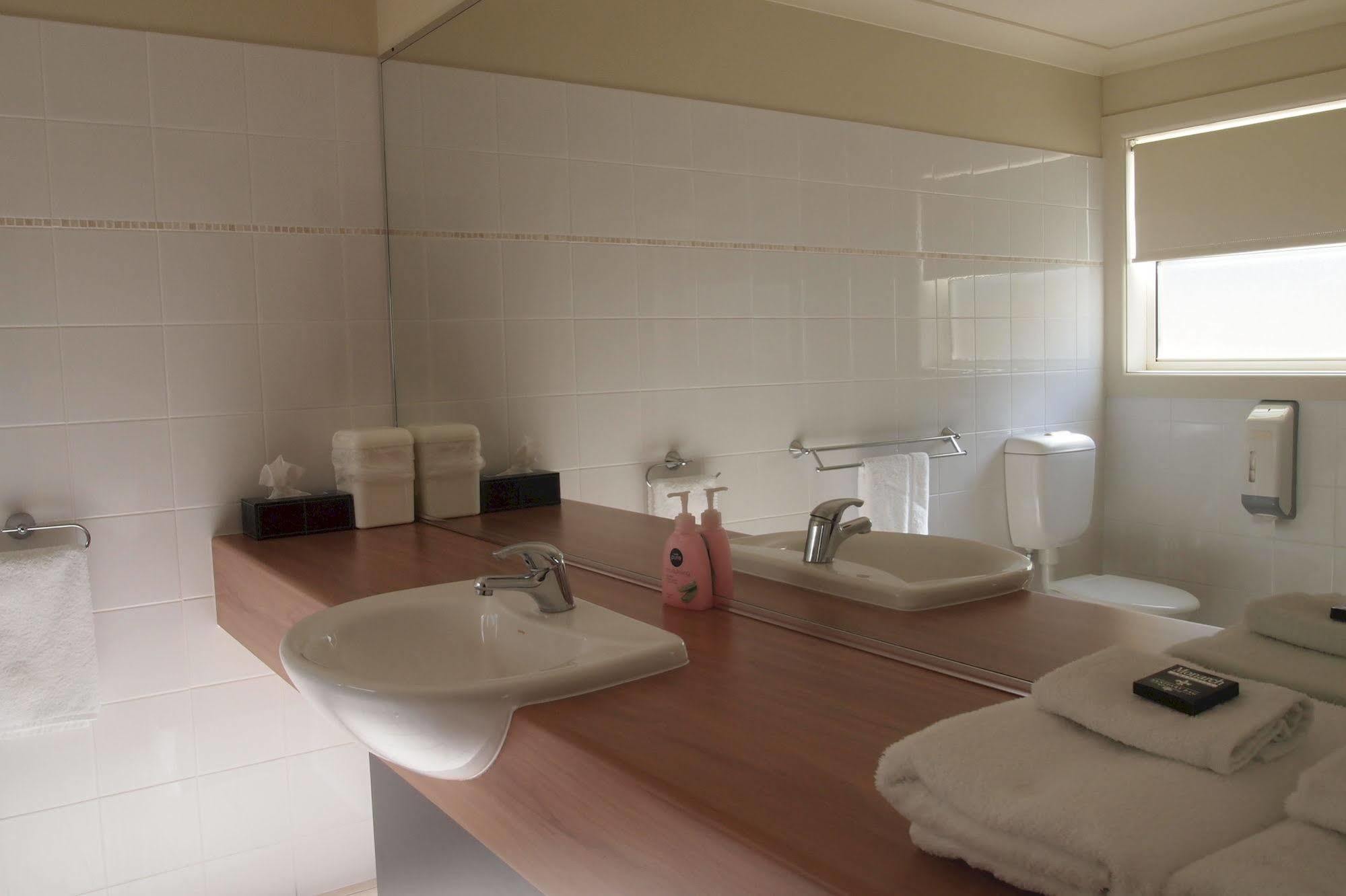 Alexander Cameron Suites Penola Bagian luar foto