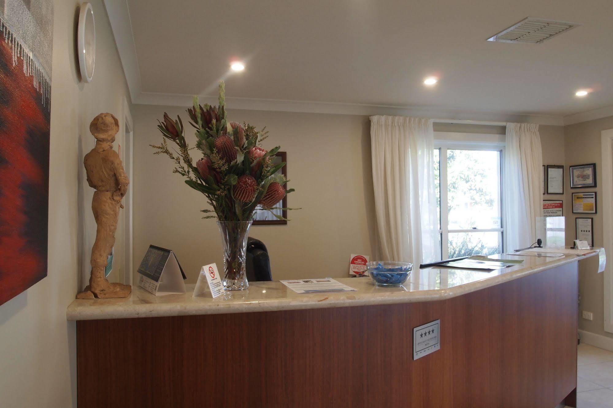 Alexander Cameron Suites Penola Bagian luar foto