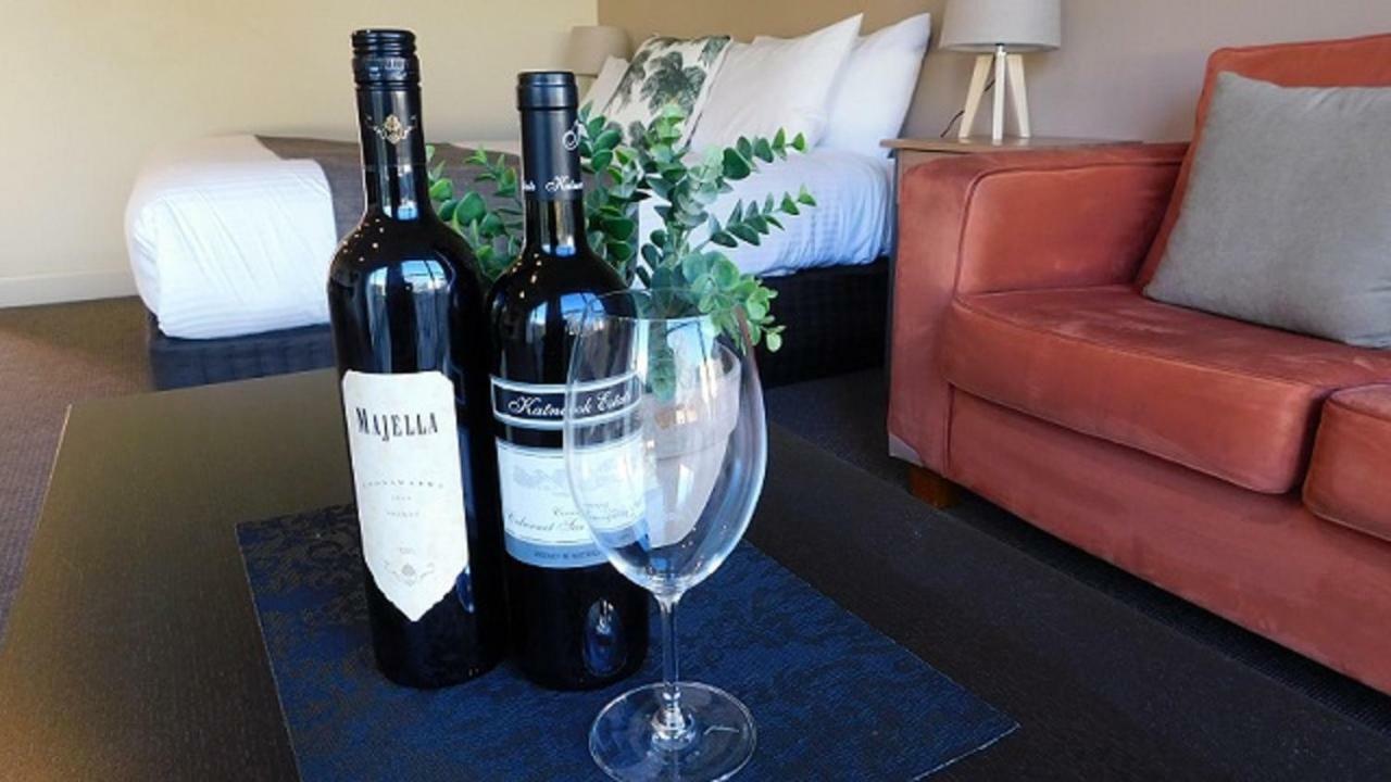Alexander Cameron Suites Penola Bagian luar foto