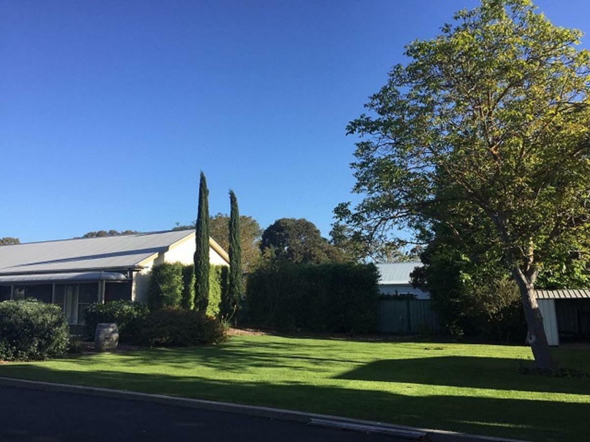 Alexander Cameron Suites Penola Bagian luar foto
